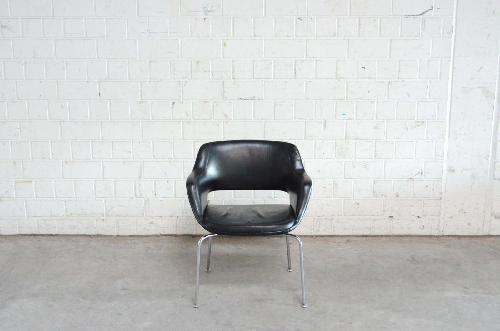 photo buy Olli Mannermaa 3 Leather Kilta Chair By Eugen Schmidt & Cassina Martela