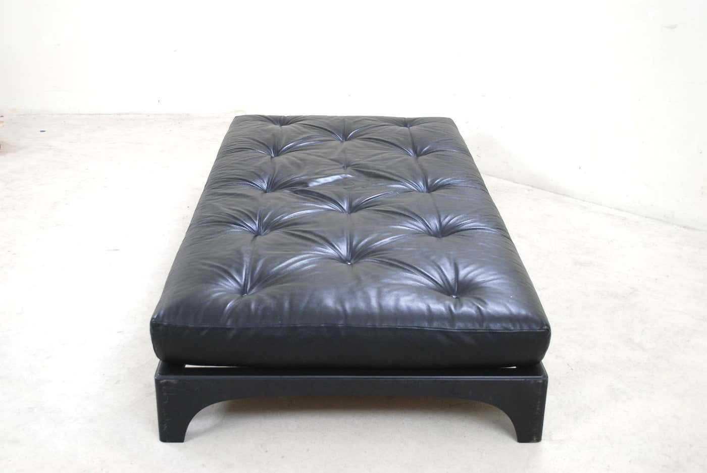 photo vintage Vintage Fibreglass Black Leather Daybed