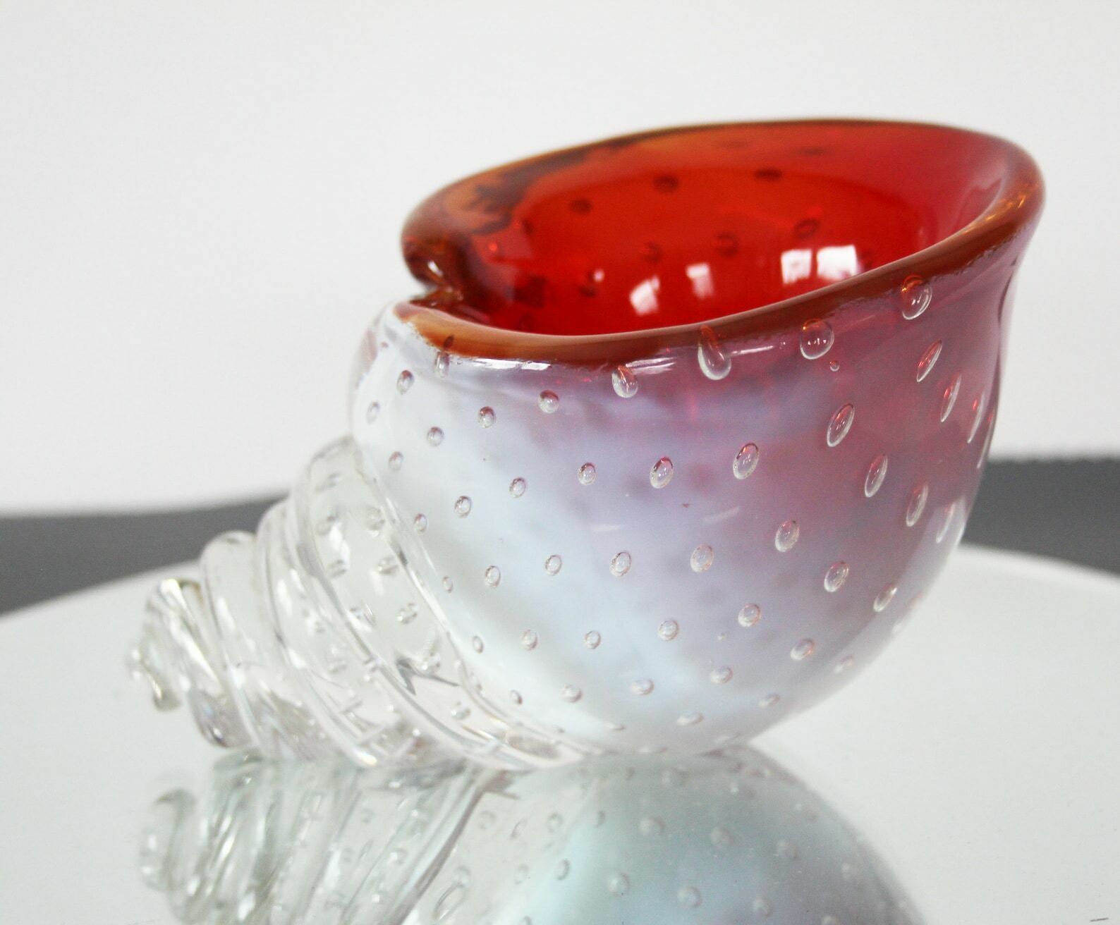 Vintage Retro Italian Murano Art Glass Conch Shell Bowl, White And Red, Bullicante Hand Blown, Bonbonniere Vide Poche, Sommerso, Bubbles