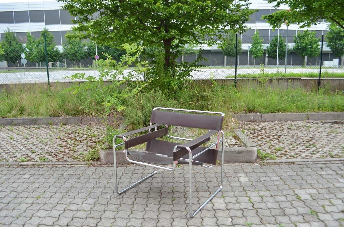 Furniture Gavina Wassily Chair B3 Design By Marcel Breuer Dark Brown Saddle Leather photo