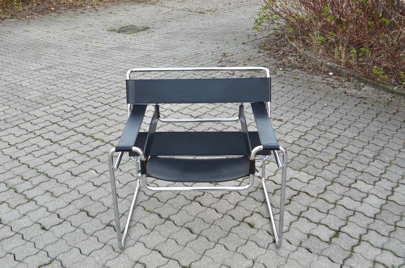 photo vintage Knoll International Wassily Chair By Marcel Breuer Black Leather