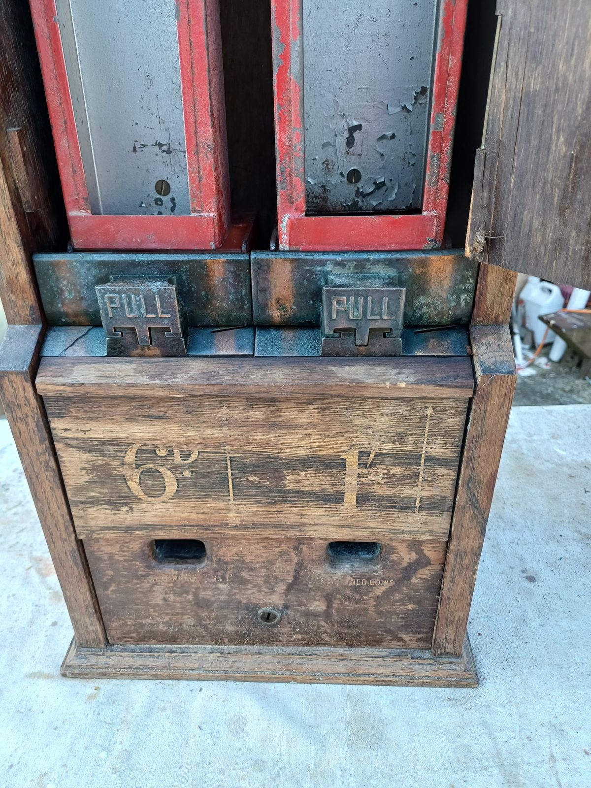 1253.0 Ovill's 1900 Gold Flakes Cigarette Dispenser photo
