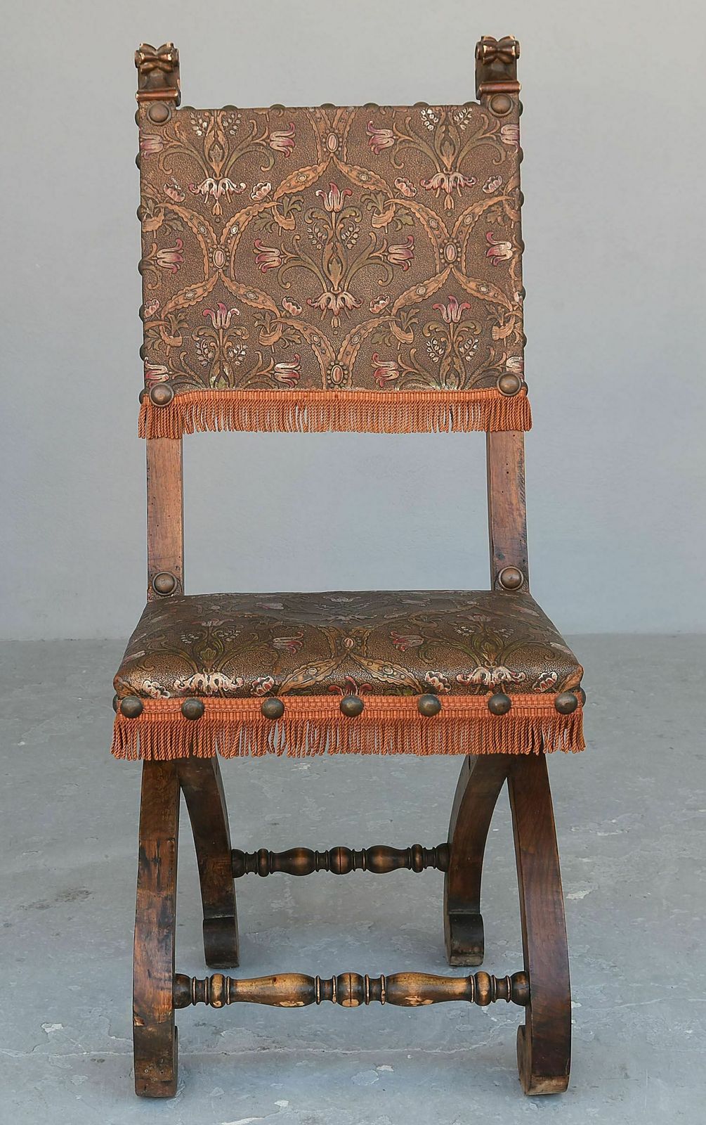 photo vintage Renaissance Walnut And Leather Style Lounge In Cordoba