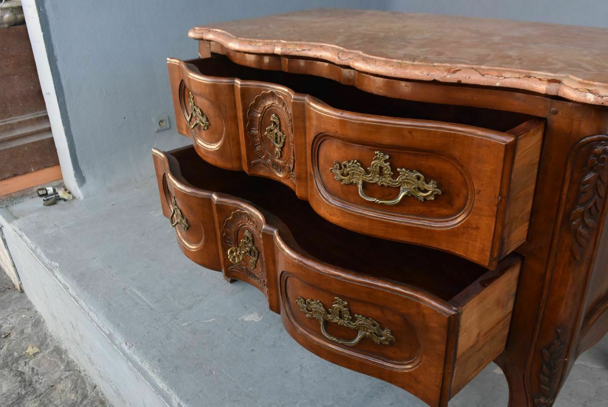 photo vinterior Crossbow Shaped Walnut Jumping Chest Of Drawers, 18th Century
