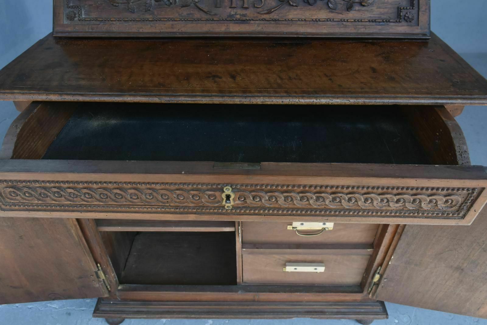 photo vinterior 18th Century Sacristy Furniture In Walnut