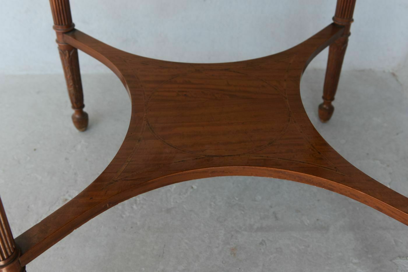 photo furniture 19th Century English Satinwood Pedestal Table