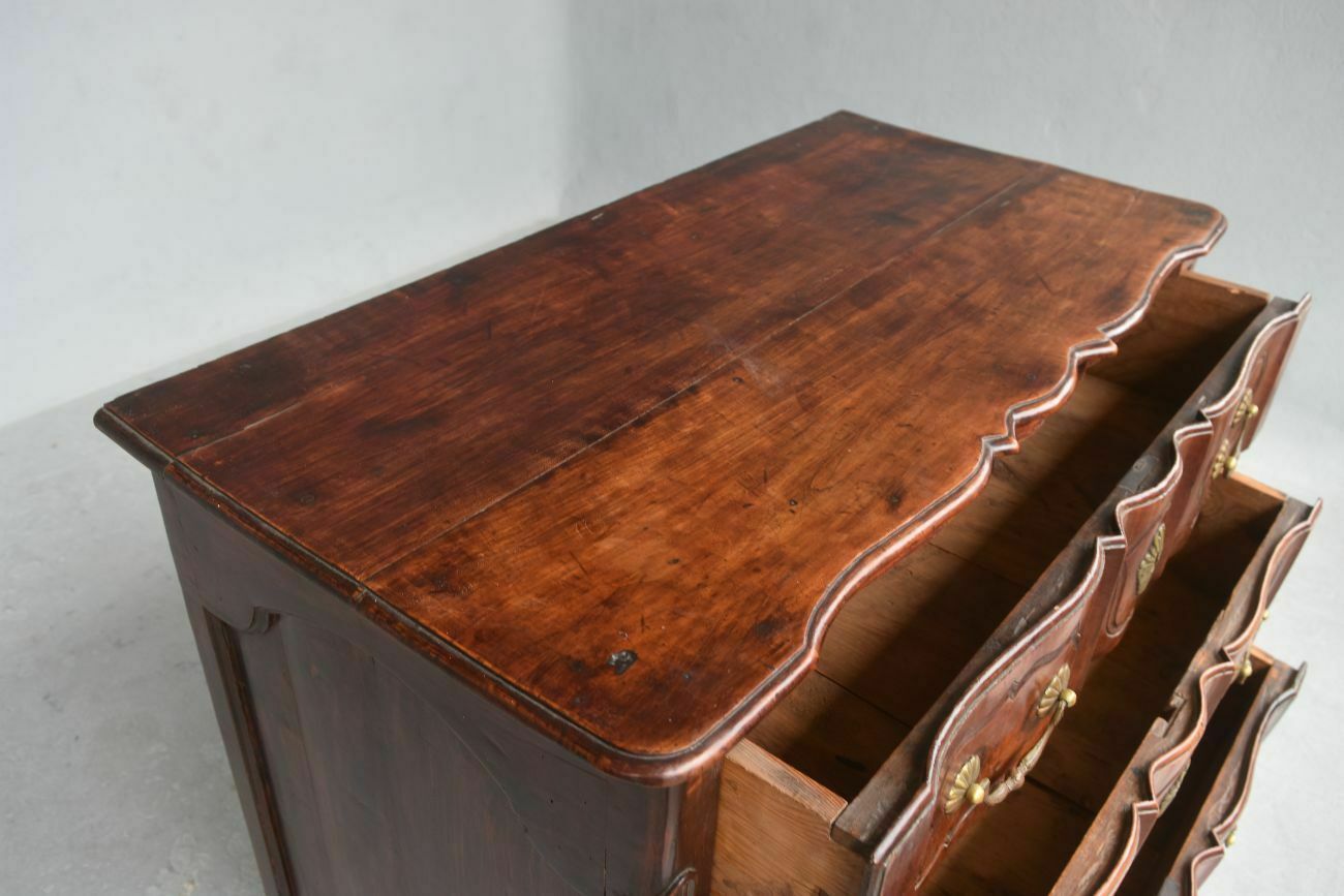 Curved Walnut Crossbow Chest Of Drawers, 18th Century photo vinterior