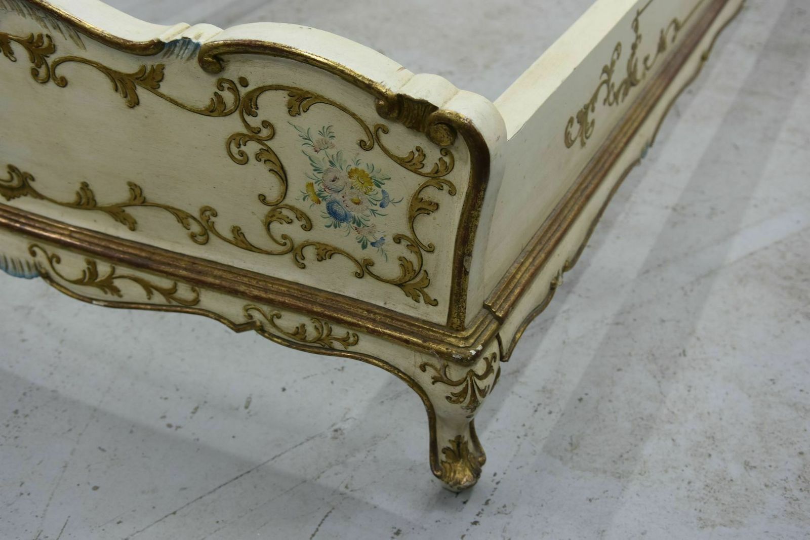 photo for sale Green Venetian Gold Lacquered Beds, 1900 Period (Pair)