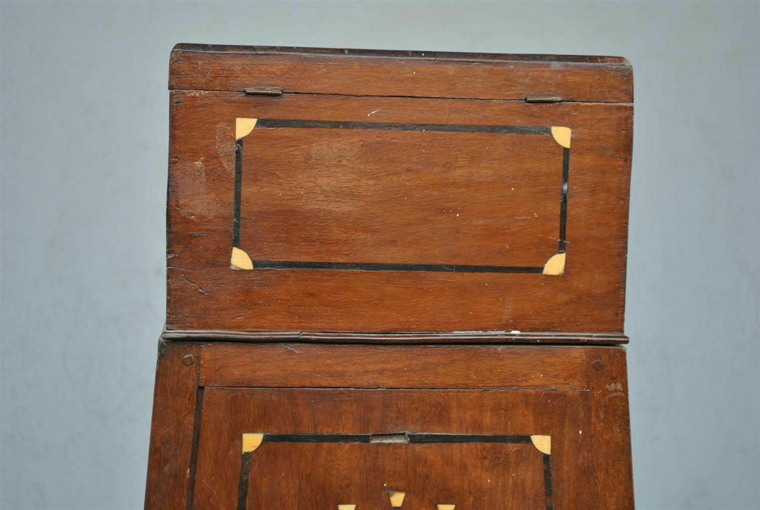 photo furniture Egyptomania Harness With Bone And Ebony Marquetry