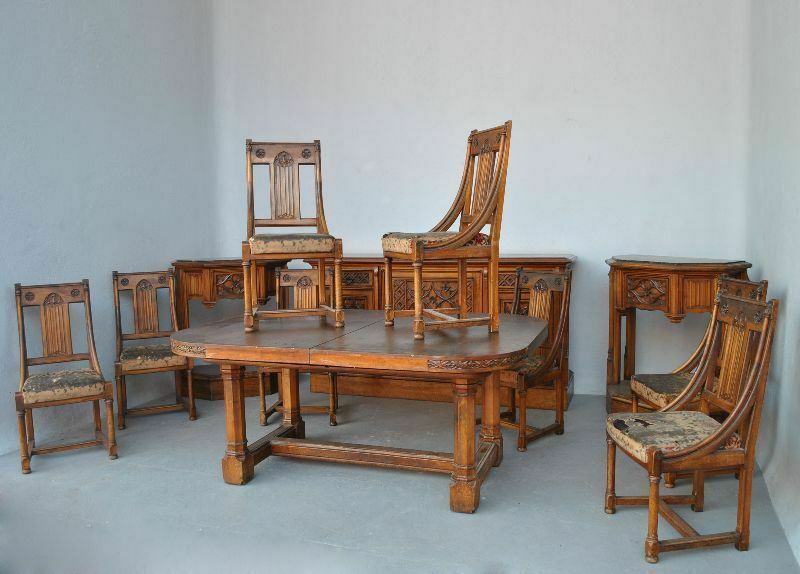 photo vintage Gothic Style Walnut Dining Table