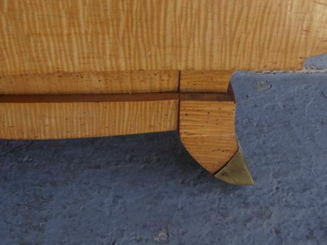 photo vinterior 1950s Maple Bed With Pink Fabric Top