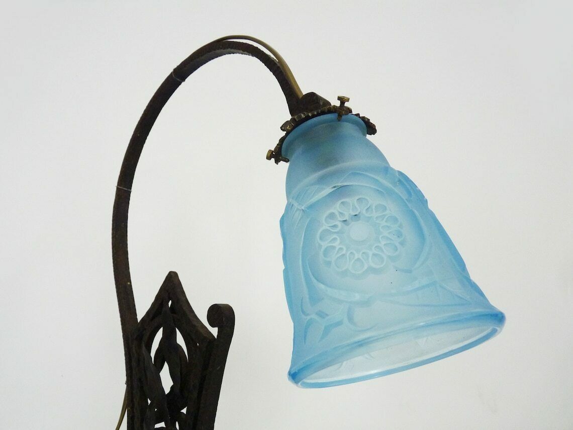 Grand lampadaire Art déco en fer forgé sur socle en marbre gris, tulipe bleue signée photo for sale