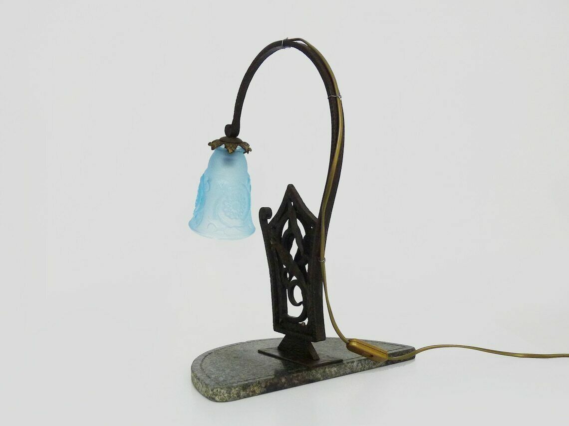 Grand lampadaire Art déco en fer forgé sur socle en marbre gris, tulipe bleue signée photo vinterior
