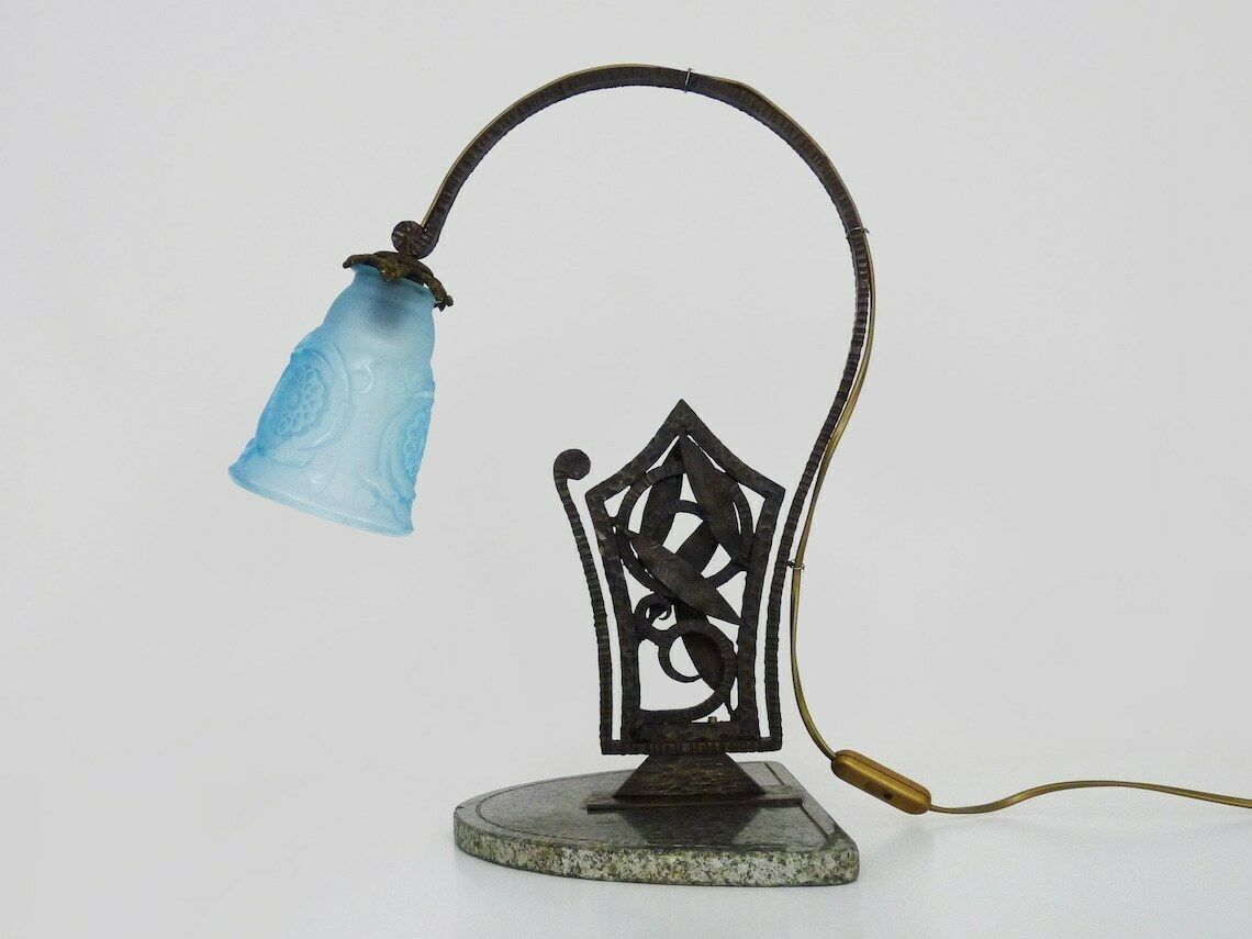 Grand lampadaire Art déco en fer forgé sur socle en marbre gris, tulipe bleue signée photo vintage