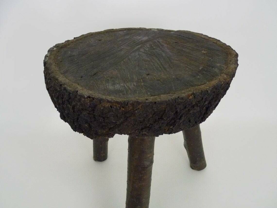 Tabouret à traire tripode en chêne, art paysan ariégeois, France (XIXe siècle) photo Mobilier