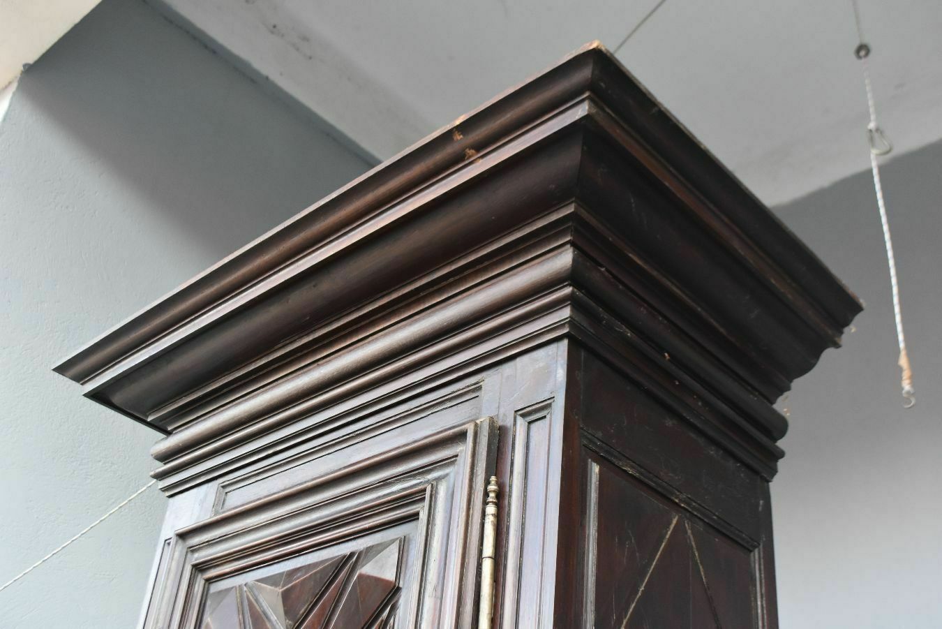 photo vinterior Louis XIII Walnut Bonnetress XVIII