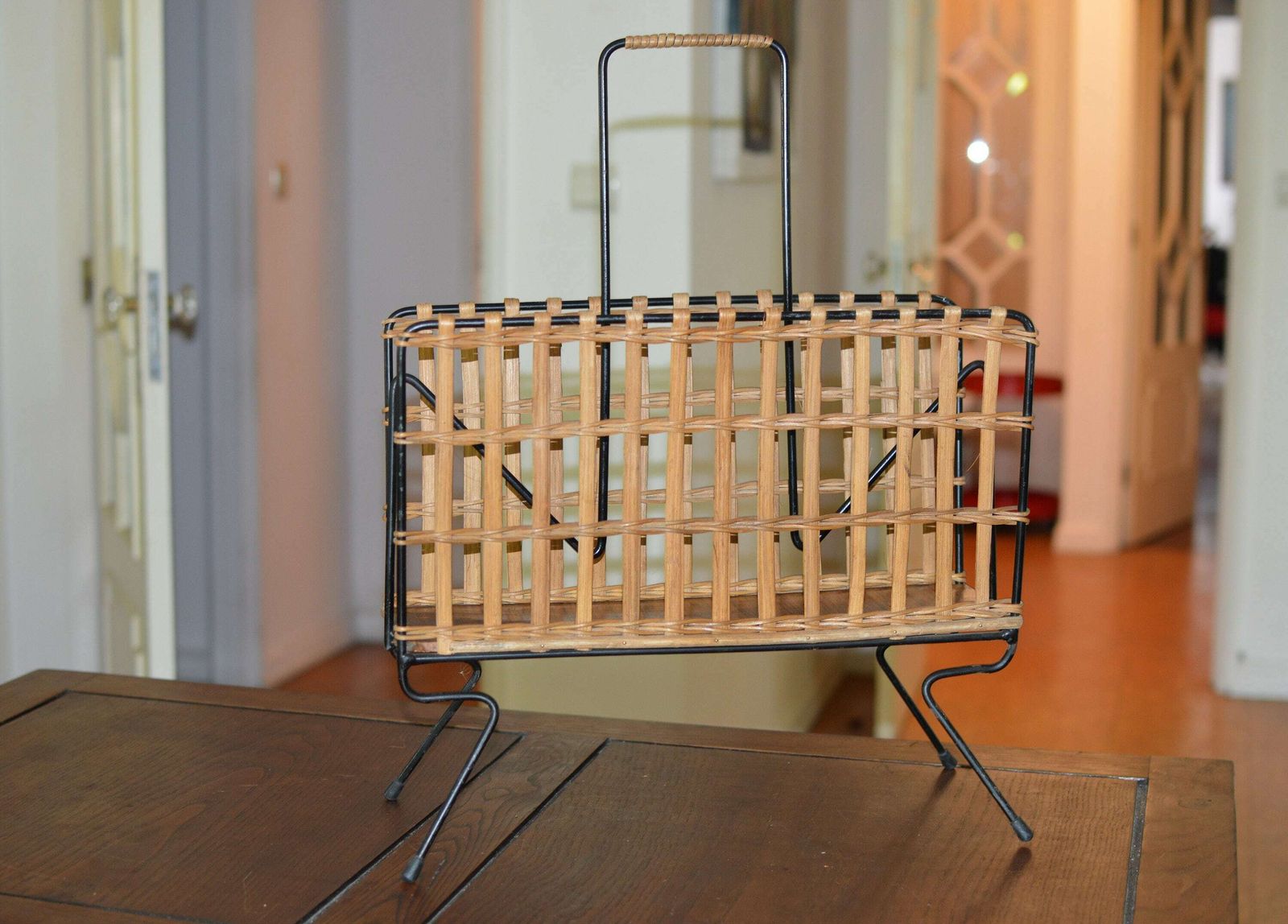 Wicker Magazine Rack / Vintage Magazine Holder / Sweet Vintage photo Home Decor
