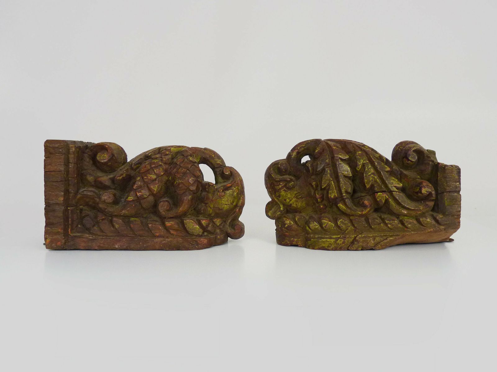 Paire de bougeoirs muraux indiens sculptés en bois photo vintage