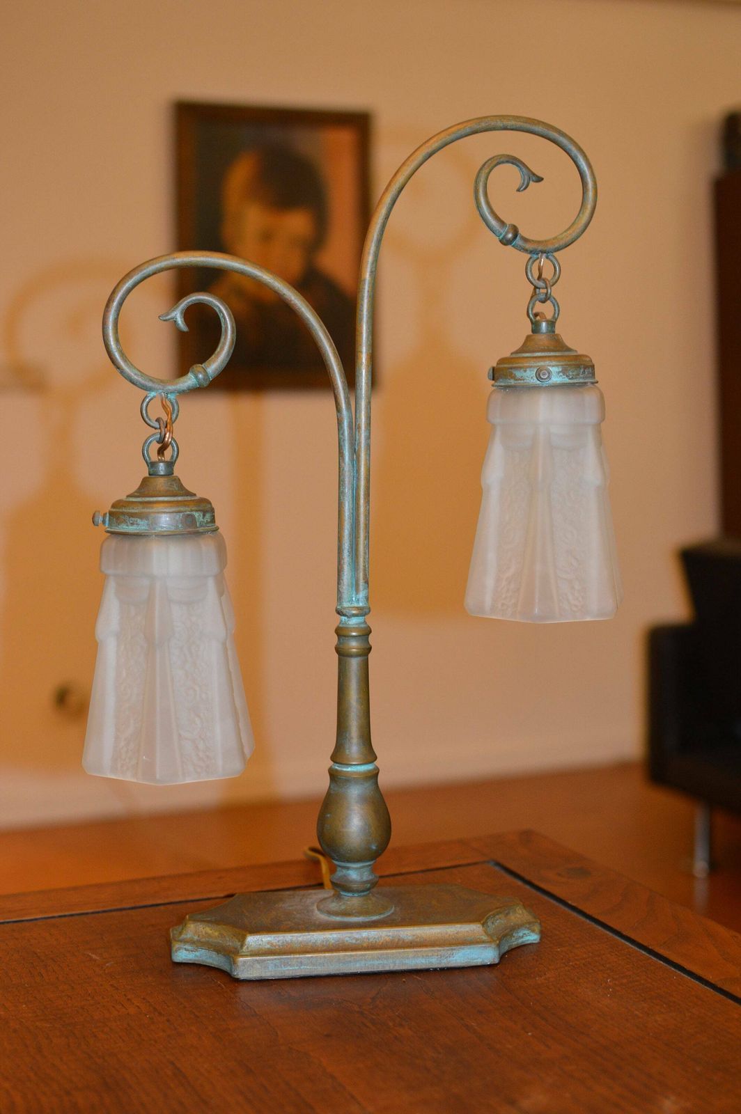 photo furniture Vintage Art Deco Table Lamp. Art Nouveau Table Lamp