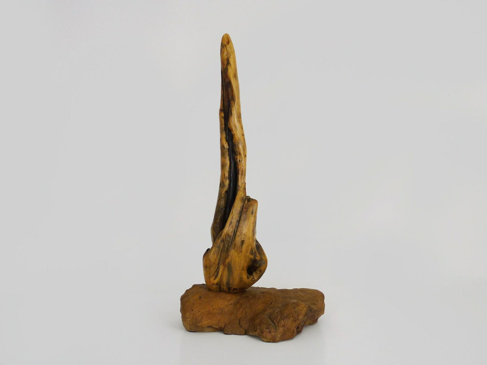 Sculpture en bois abstraite brutaliste. Signée J.M 2010