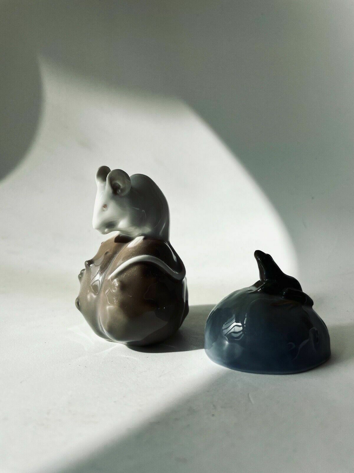 photo vintage Royal Copenhagen Porcelain White Mouse On A Chestnut & Frog On A Stone Figurines