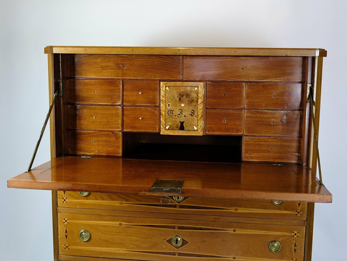 photo furniture Secretary In Elm Wood With Intarsia Of Fruit Wood & Brass Handle From 1810s