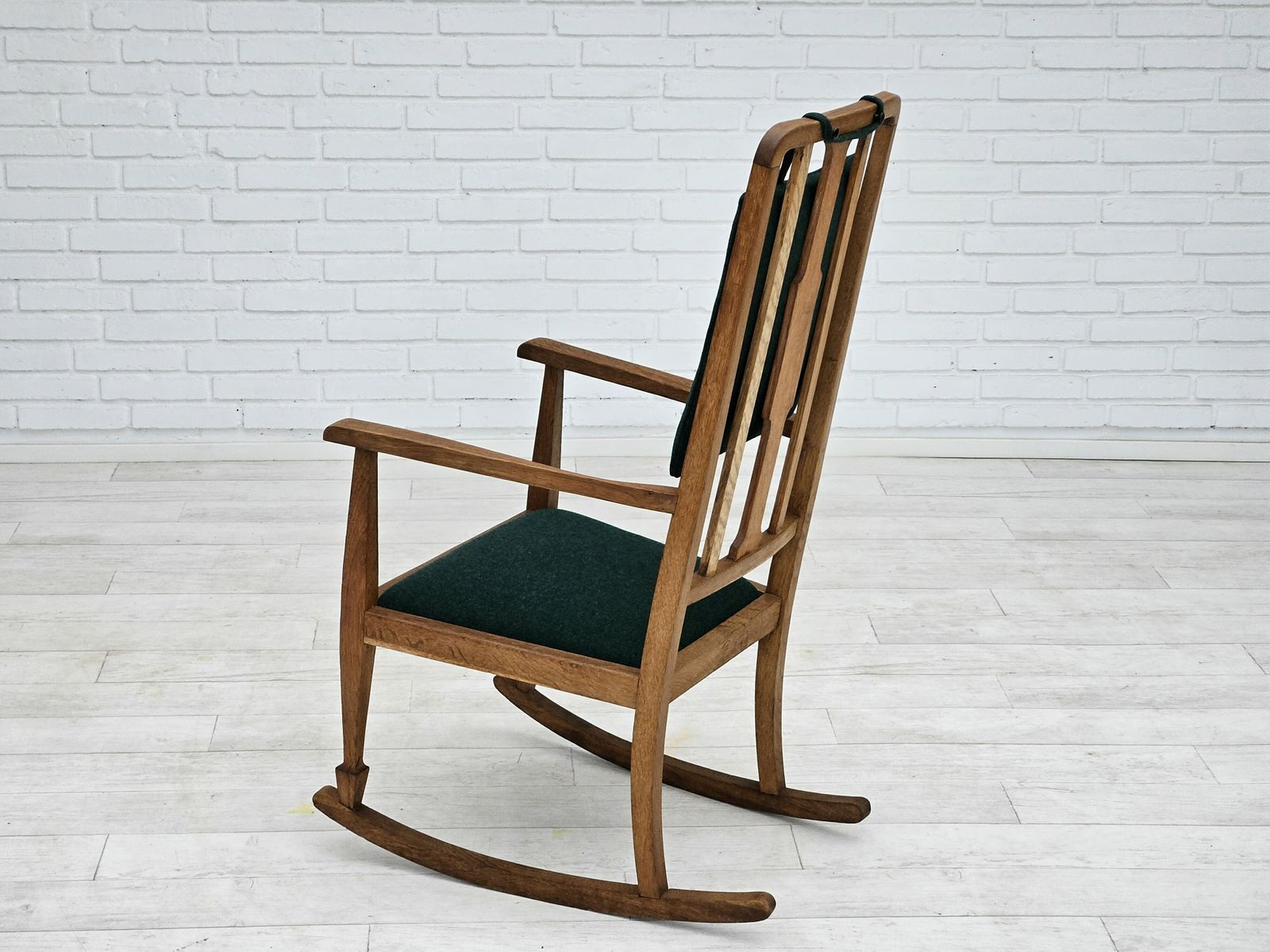 Ca. Jaren 1950–1960, Opnieuw Beklede Deense Schommelstoel Met Hoge Rug, Kvadrat Meubelwol. photo vintage