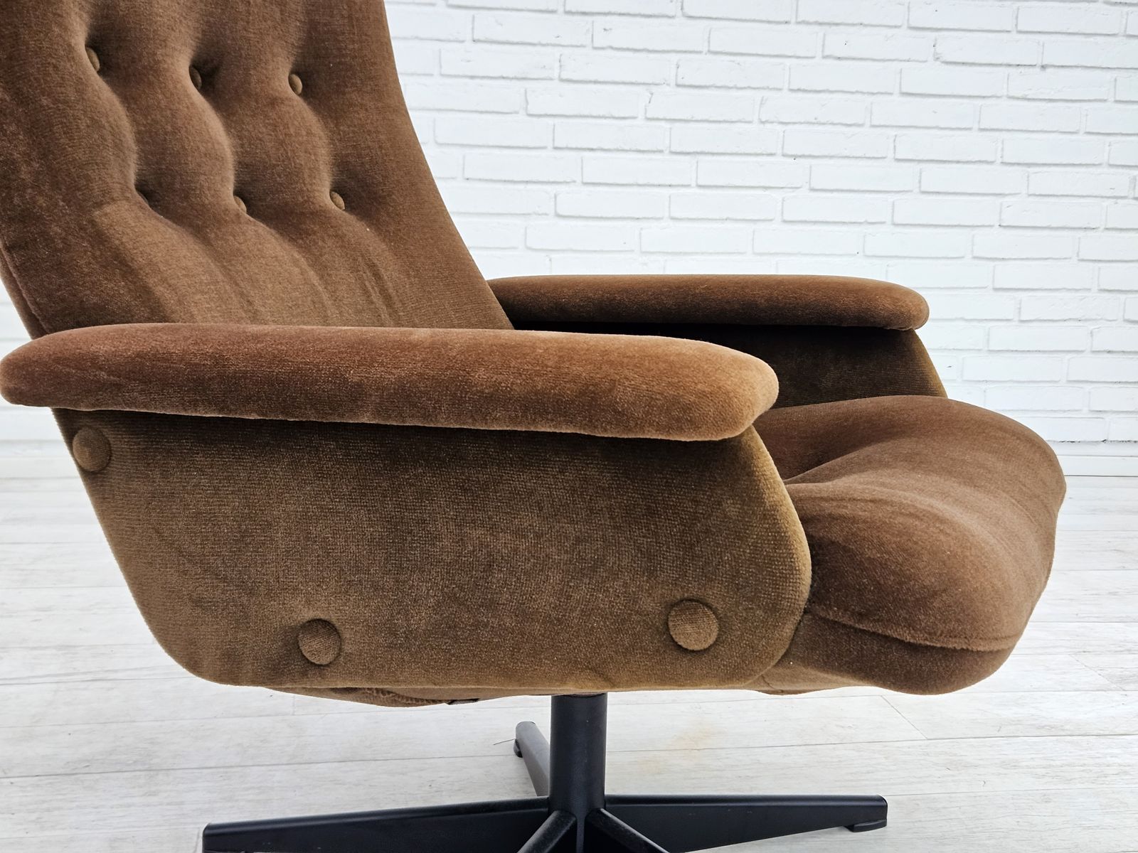 Vintage Scandinavische Draaifauteuil, Jaren 1970, Velours, Ongerestaureerde Staat. photo vintage