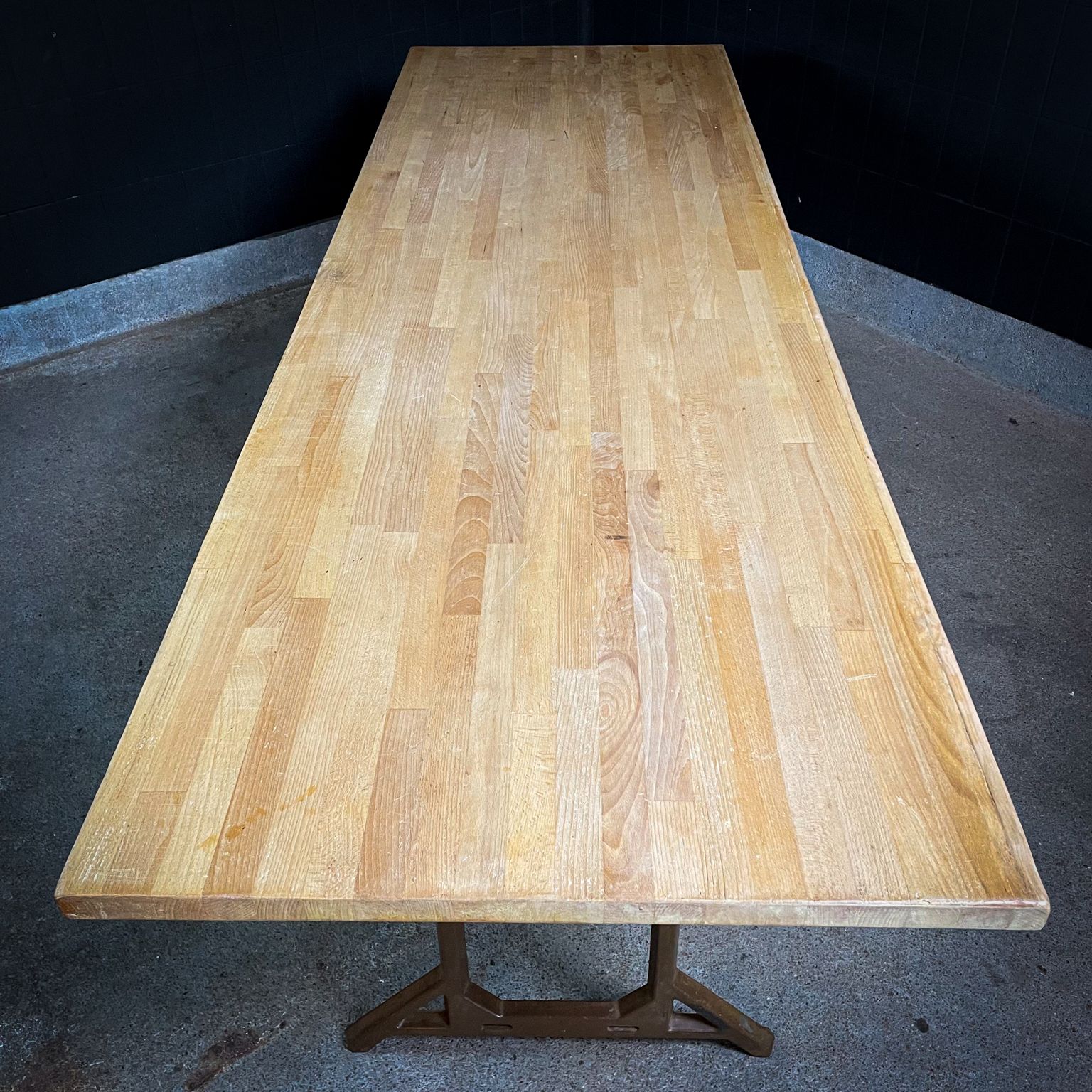 Industriële Eettafel Met Blad Van Beukenhout En Machinevoet photo furniture