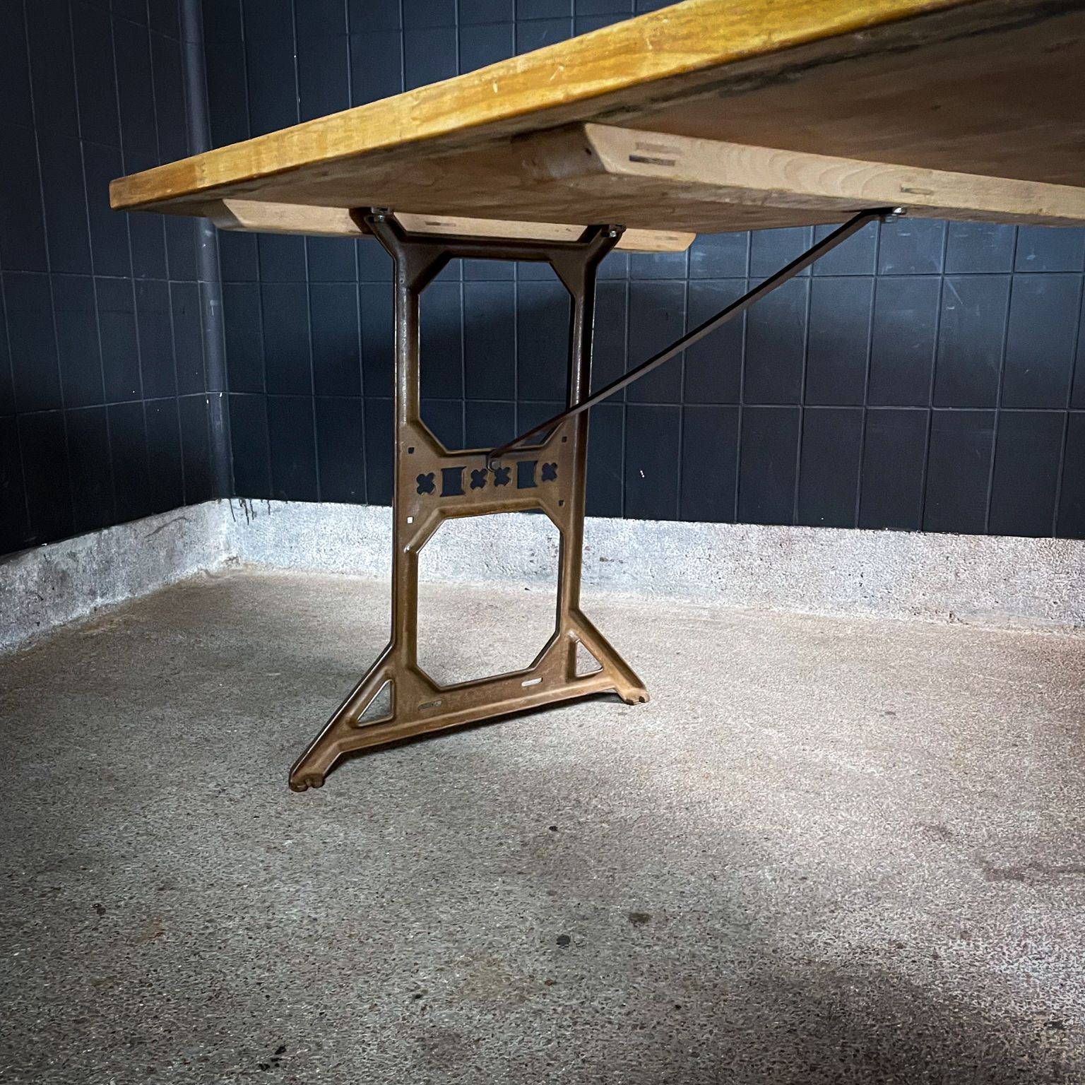 photo furniture Industriële Eettafel Met Blad Van Beukenhout En Machinevoet
