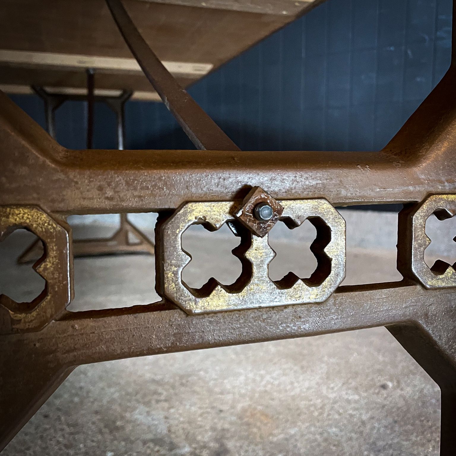 photo buy Industriële Eettafel Met Blad Van Beukenhout En Machinevoet