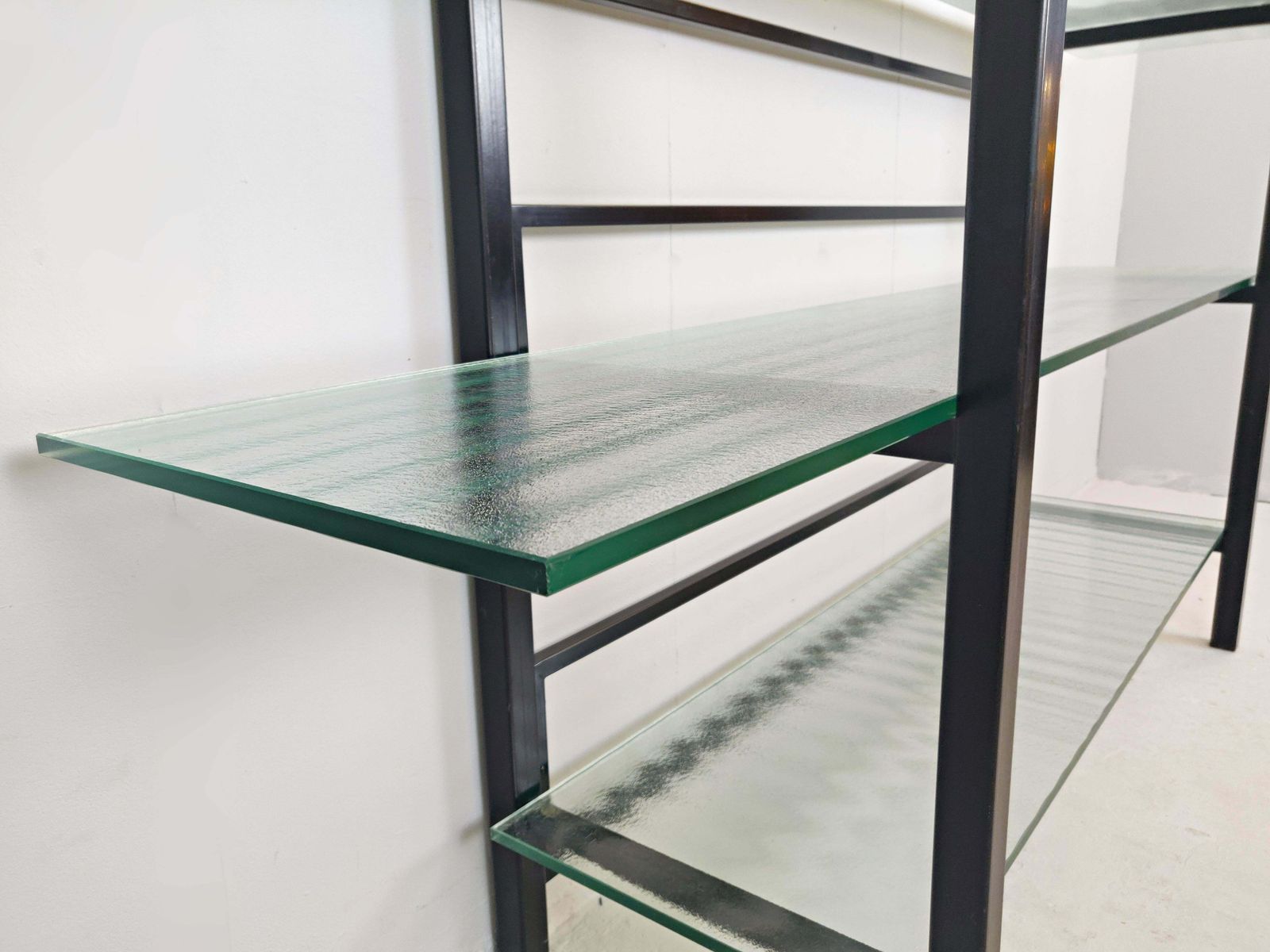 Metal étagère With Four Reeded Glass Shelves photo for sale