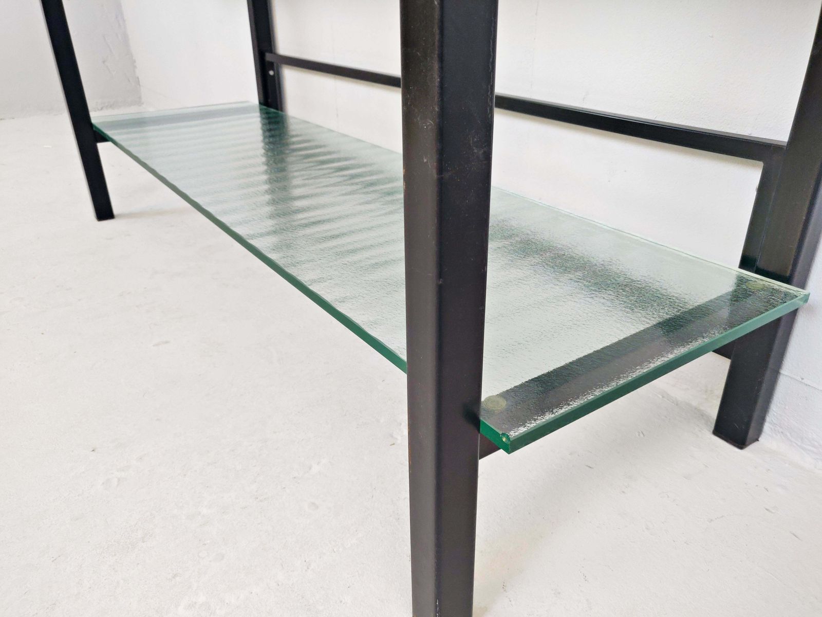 Metal étagère With Four Reeded Glass Shelves photo vintage