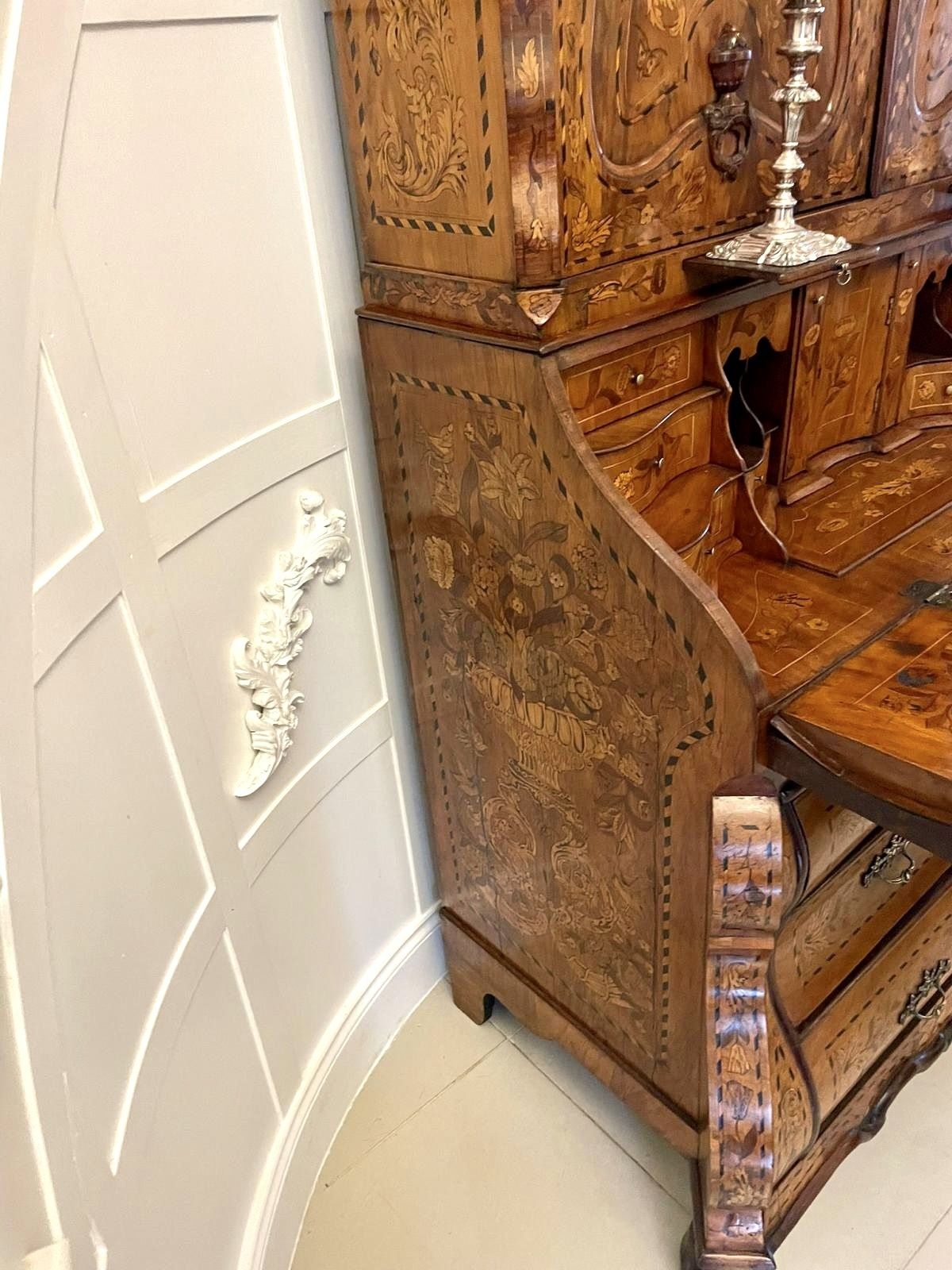 photo vintage Outstanding Quality 18th Century Antique Dutch Marquetry Inlaid Burr Walnut Bureau Bookcase