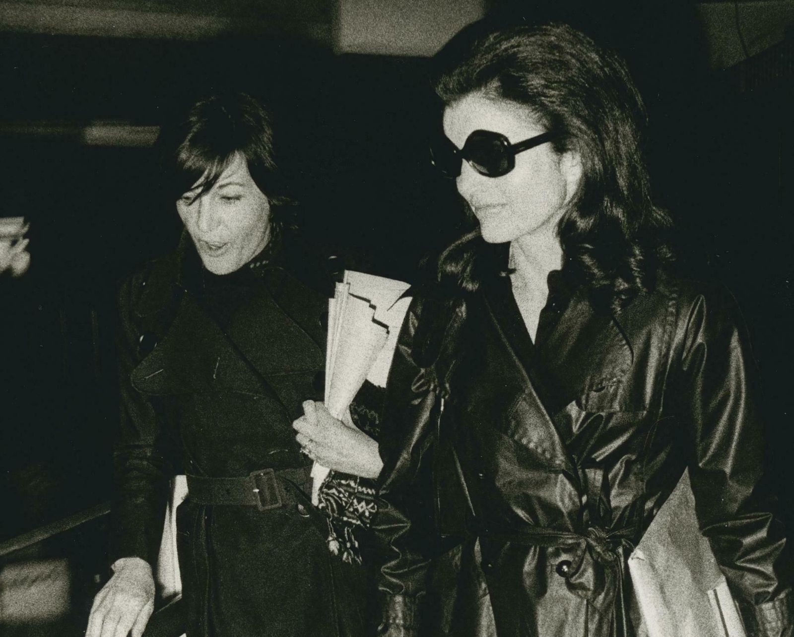 Jean Gabriel Barthelemy Jackie Onassis Verlässt Paris, Frankreich, 1970er Jahre  1970s photo for sale