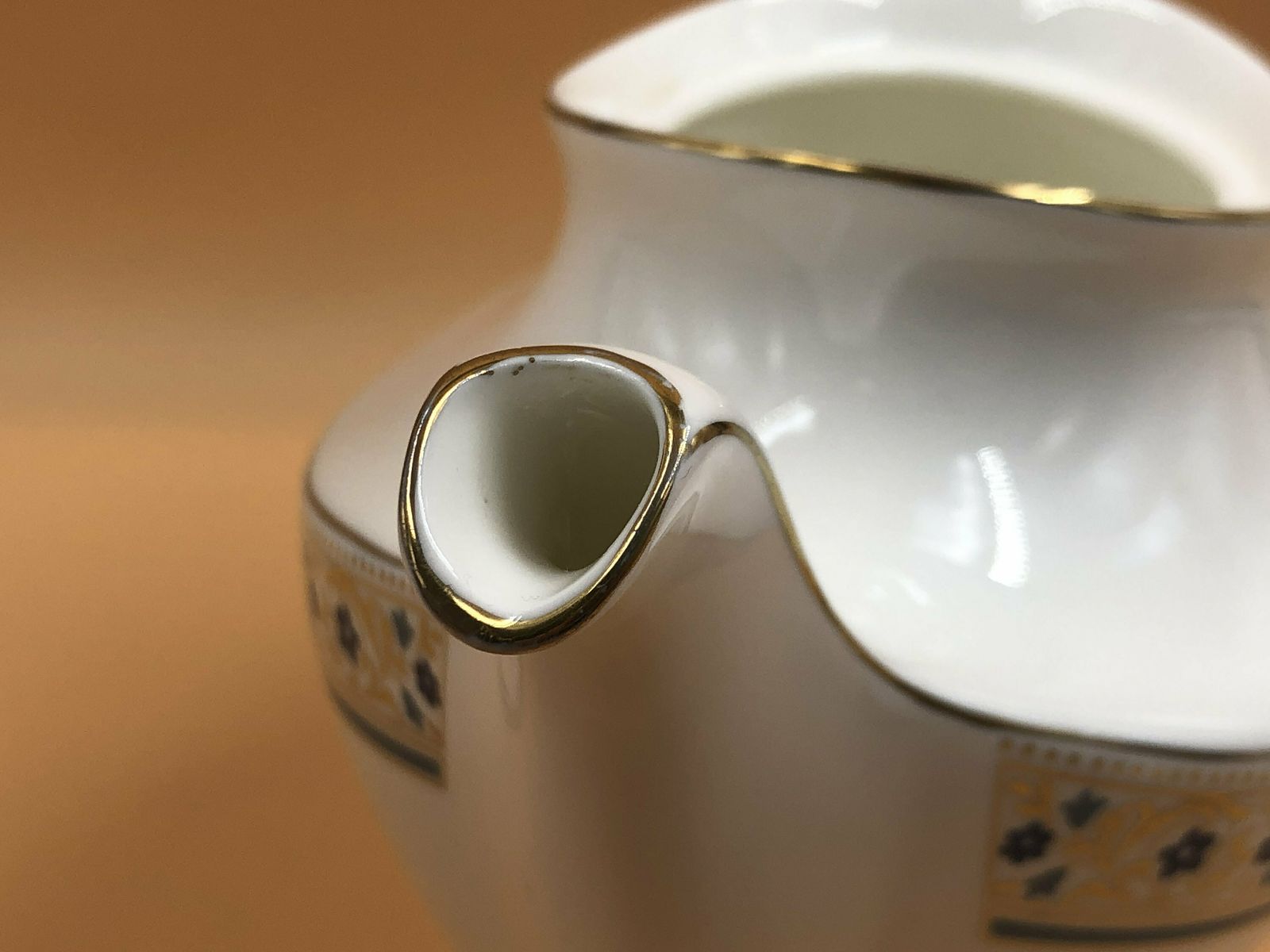 Royal Doulton China Empress Design 2 Pint Capacity Tea Pot. H5063.   Free Uk Post photo vintage