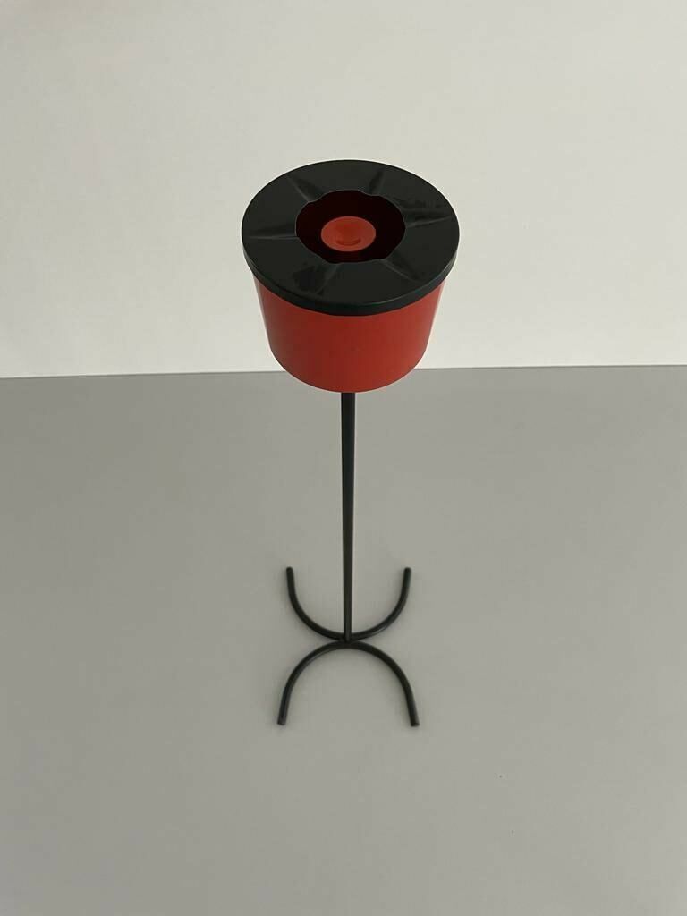 Red And Black Metal Italian Design Unusual Floor Ashtray With Arc Foots, 1970s photo 1073.0