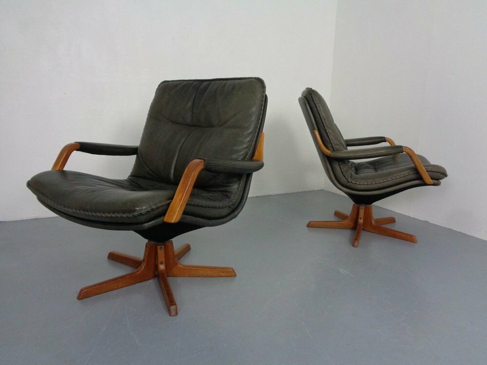 Danish Teak & Leather Swivel Lounge Chairs From Berg Furniture, 1970s, Set Of 2 photo vintage