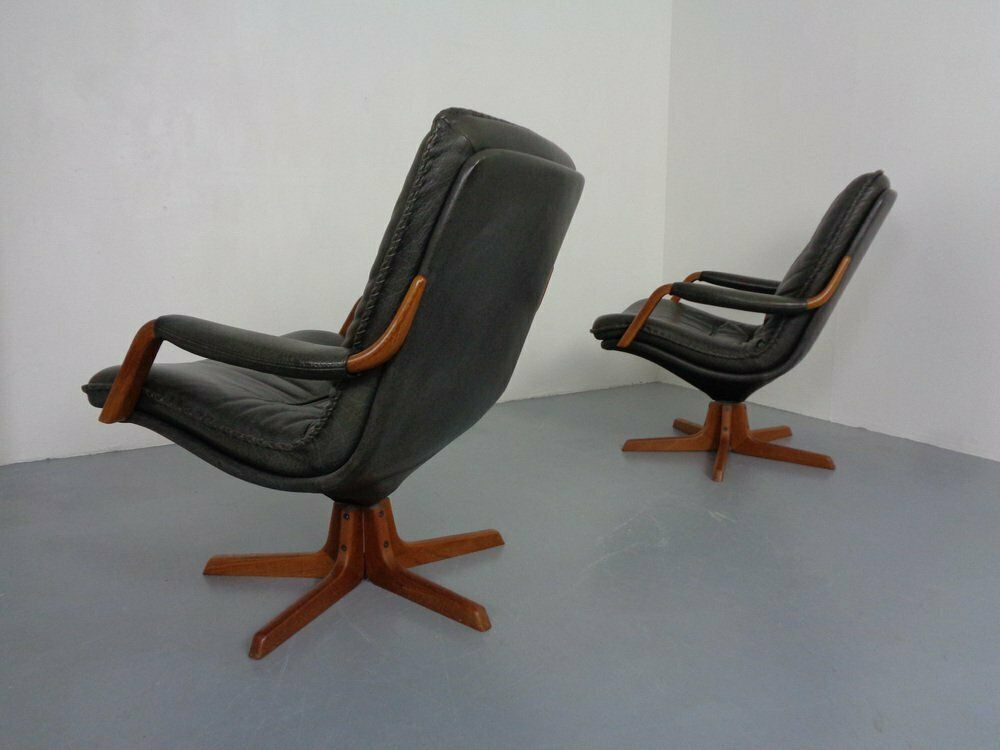 1384.0 Danish Teak & Leather Swivel Lounge Chairs From Berg Furniture, 1970s, Set Of 2 photo