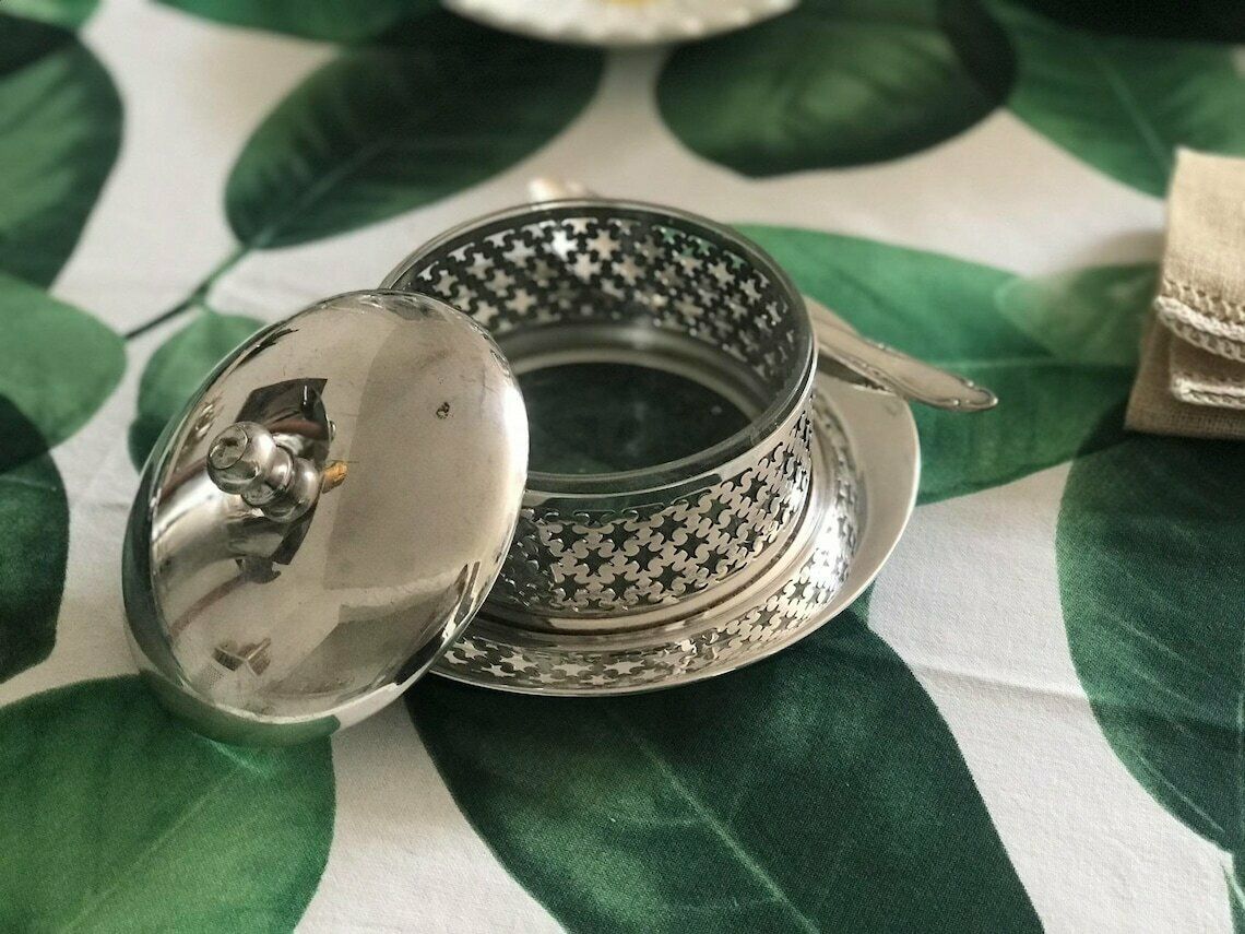 Serveerschaal Met Deksel – Gecombineerd Pot, Jampot, Geraspte Kaas, Compoteschaal, Sauskom, Honingpot, Marmelade, Ontbijt photo vintage