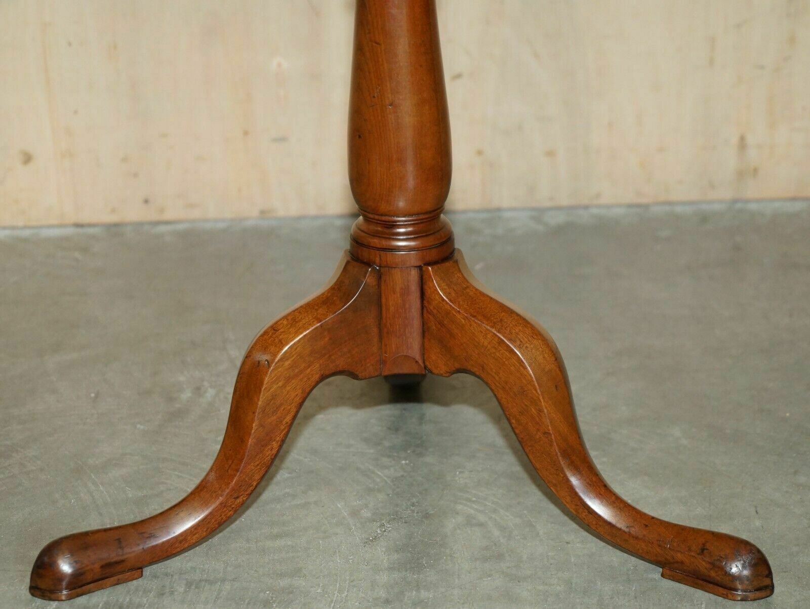 photo furniture Lovely Circa 1920 Flamed Mahogany Pie Crust Edge Tripod Lamp Side End Wine Table