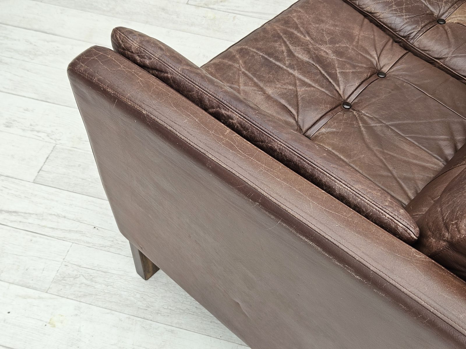 photo vinterior 1970s, Danish 2 Seater Classic Sofa, Original Brown Leather.