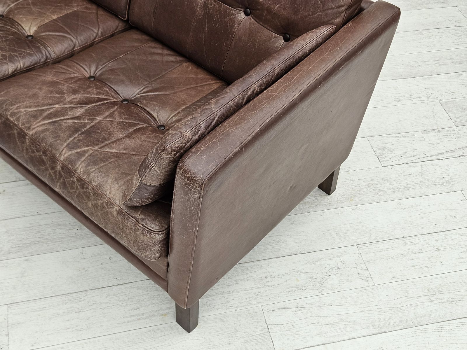 photo vintage 1970s, Danish 2 Seater Classic Sofa, Original Brown Leather.
