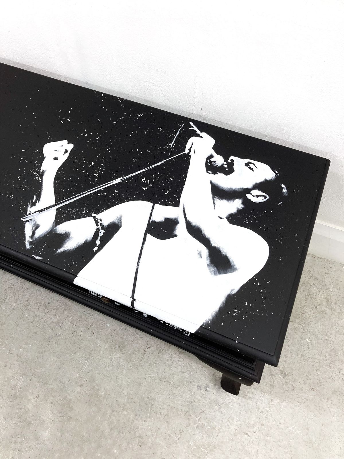 photo furniture Coffee Table. Freddie Mercury ‘I Want To Break Free’. Hand Painted. Solid Mahogany. Black & White Coffee Table. Lounge Furniture.