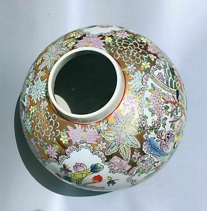 Chinese 'Mille Fleur' Large Vase/Jar With People And Lotus Four Panels Pattern photo vinterior