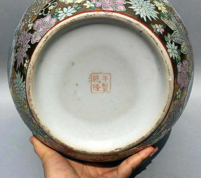 200.0 Chinese 'Mille Fleur' Large Vase/Jar With People And Lotus Four Panels Pattern photo