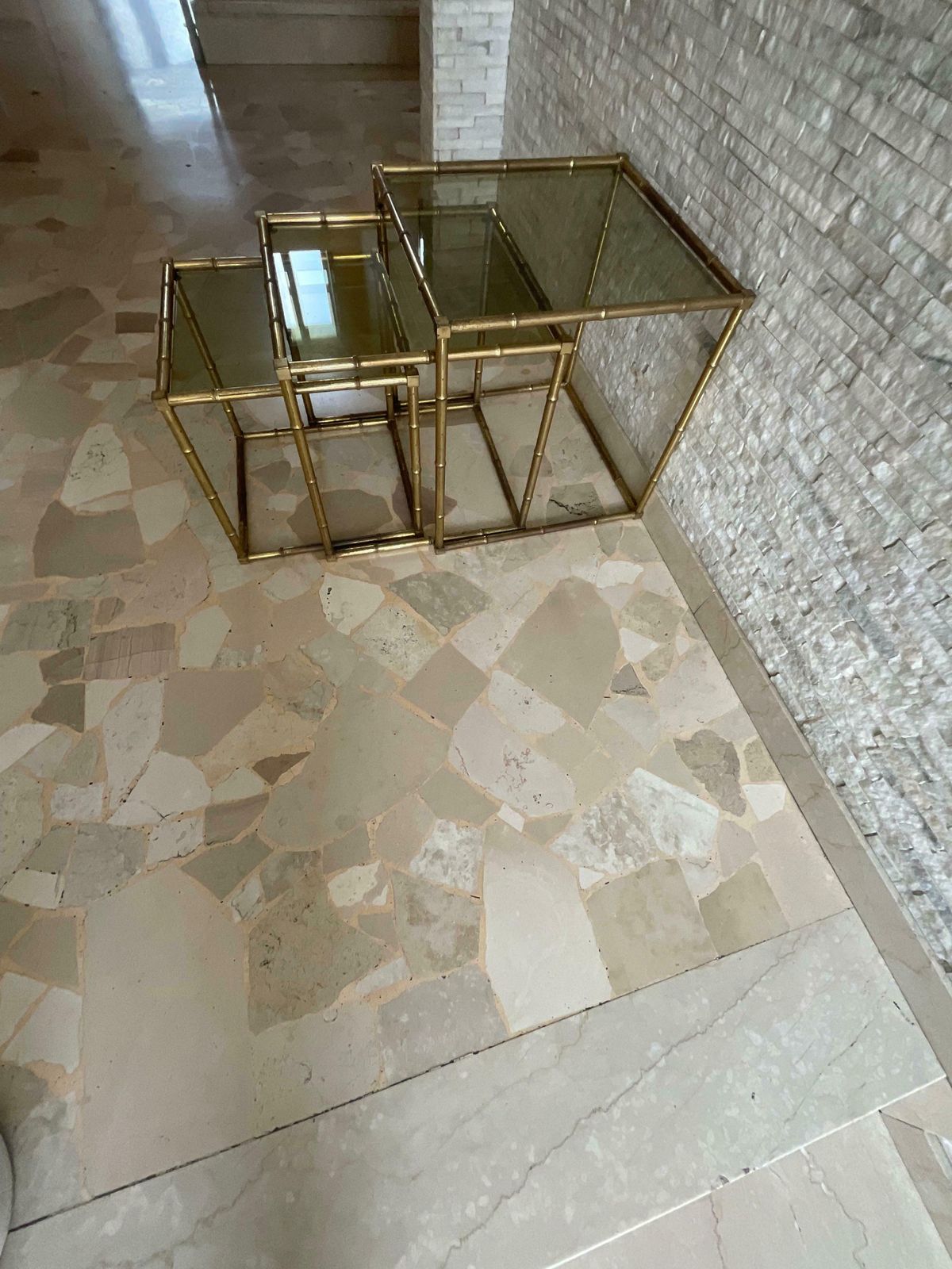 photo vintage Set Of 3 Interlocking Brass And Glass Coffee Tables 1960s