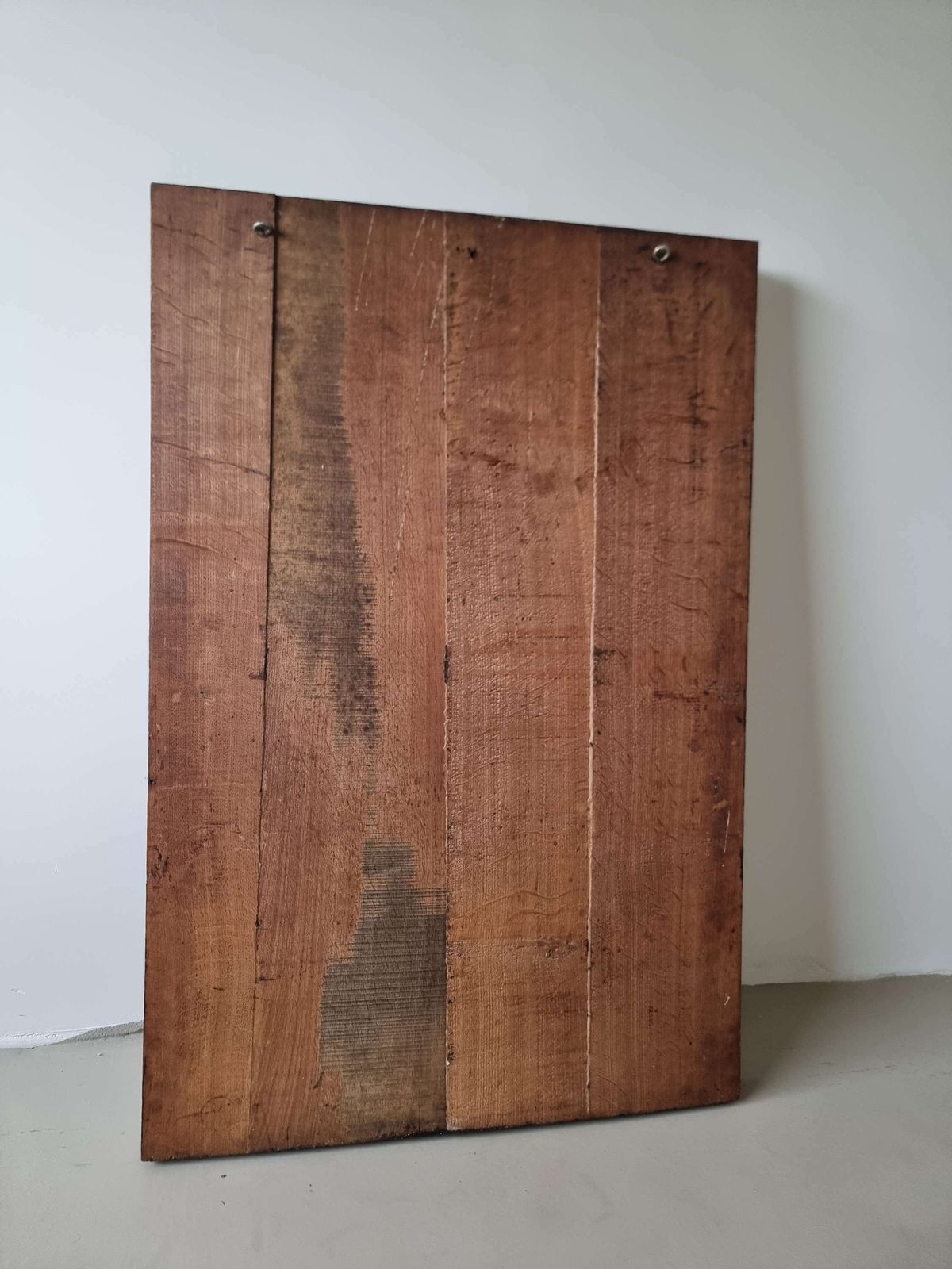 Massief Eiken Wanddecoratie Met Gesneden Figuur Van Man Met Pijp photo vinterior
