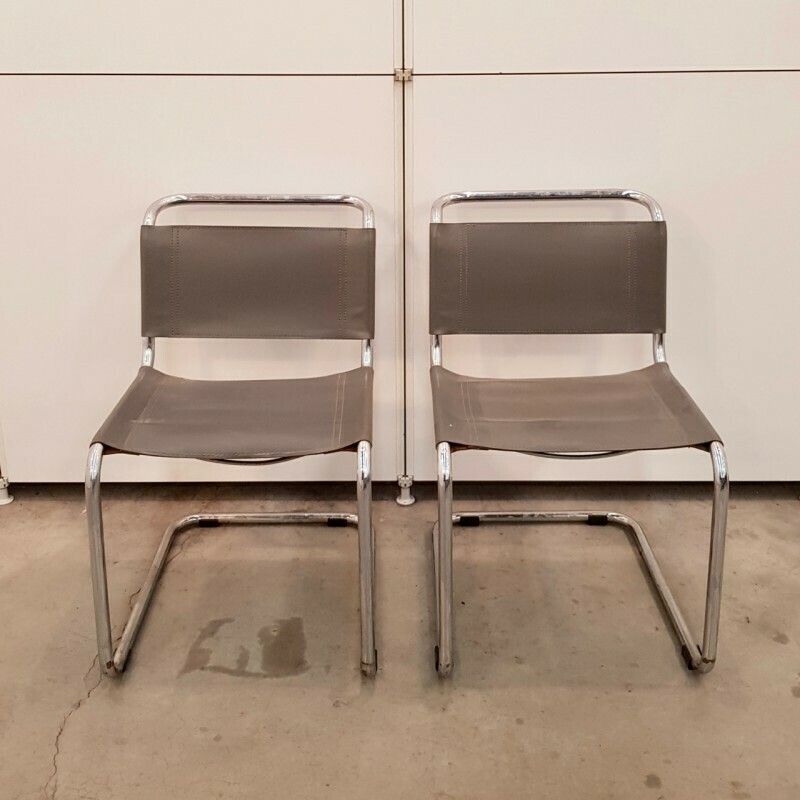photo furniture Paar Lederen Stoelen Naar Mart Stam