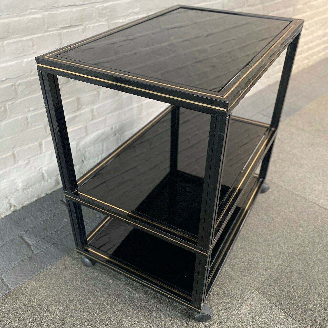 Pierre Vandel Tafel Op Wielen photo vinterior
